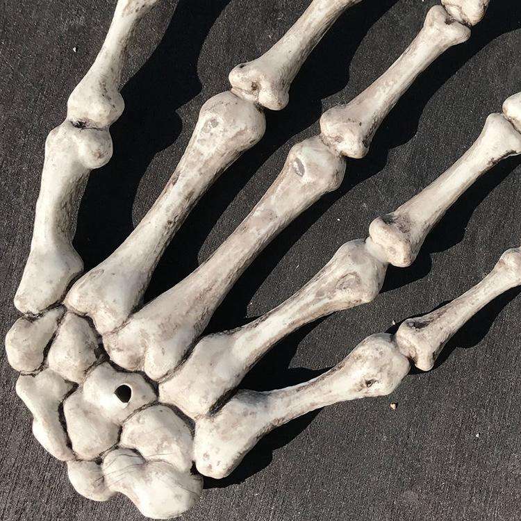 One Pair Halloween Skeleton Hands Haunted House Decoration Props, Size: 15.5 x 10cm