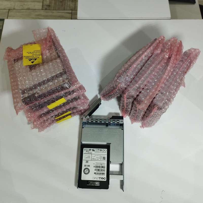Dell 960GB 2.5-inch SATA Mix Use 6Gbps 512e SSD with 3.5-inch Caddy Tray
