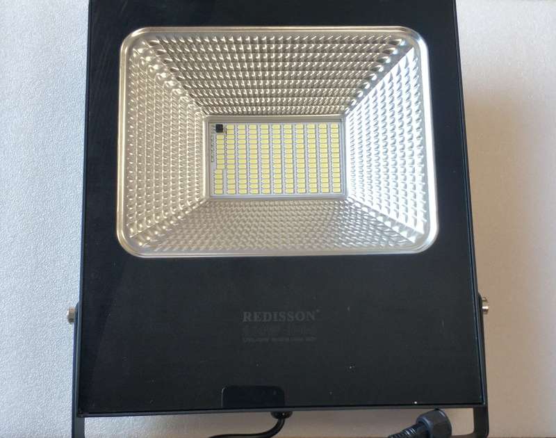 DEMO Redisson 100Watt SOLAR Outdoor LED Flood Light - Powerful and Energy-Efficient Lighting Solu...