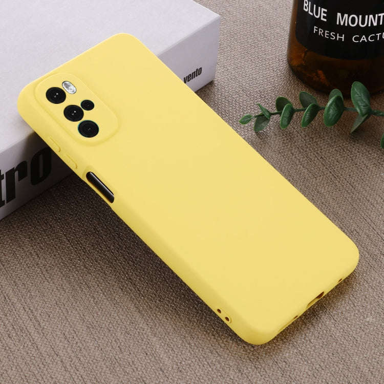 For Motorola Moto G22/E32s 4G Pure Color Liquid Silicone Shockproof Full Coverage Phone Case(Yellow)