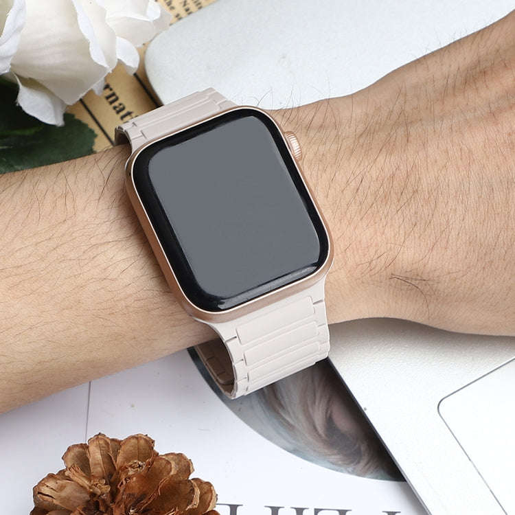 For Apple Watch Series 9 41mm Magnetic Loop Silicone Watch Band(Starlight)