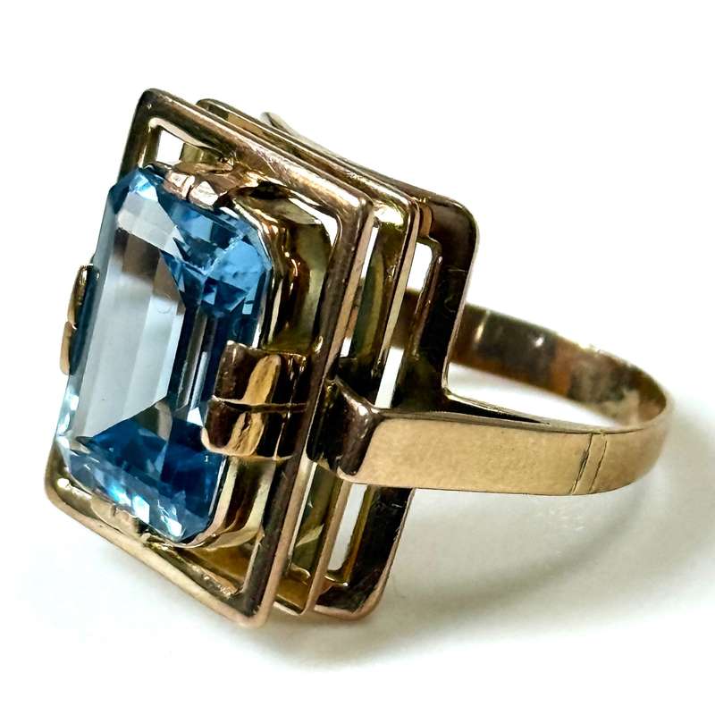 Margaret Richardson 9ct Gold and Blue Spinel Dress Ring
