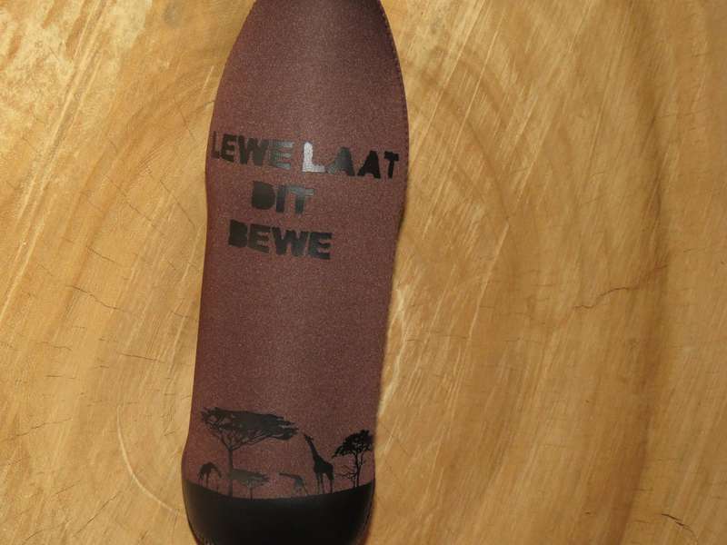 1L Neoprene water bottle sleeve 'Lewe laat dit bewe' - Bruin