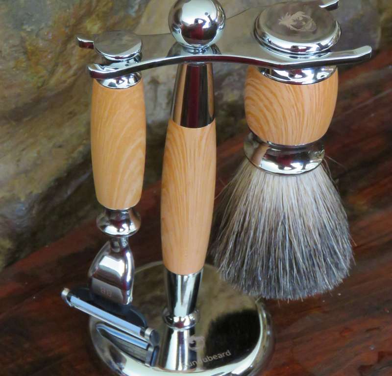 Razor, stand and brush. All metal set with handles and ... - Boendoebaard / Safety Razor / Synthetic