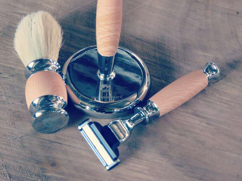 Razor, stand and brush. All metal set with handles and ... - Boendoebaard / Safety Razor / Synthetic