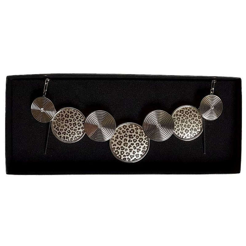 Necklace Engraved Leopard Pattern