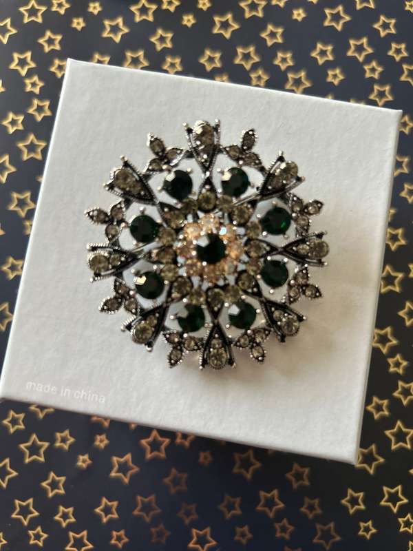 Diamante brooch for decor or cake decorating black