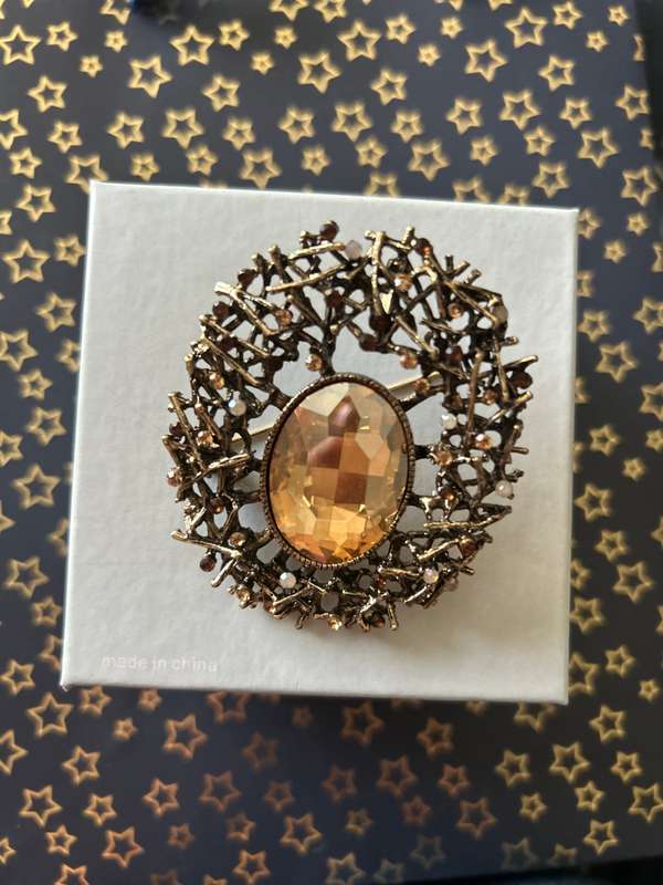 Diamante brooch for decor or cake decorating brown