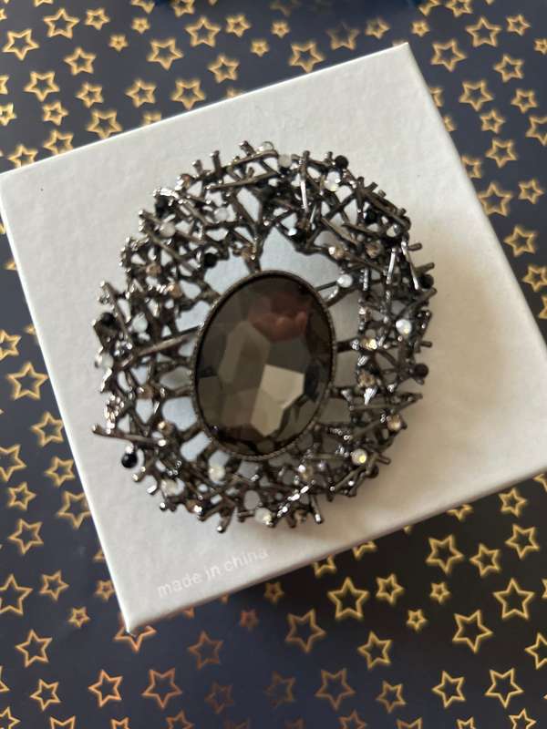 Diamante brooch for decor or cake decorating black