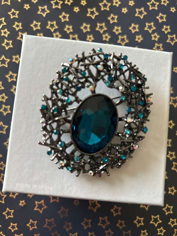 Diamante brooch for decor or cake decorating blue