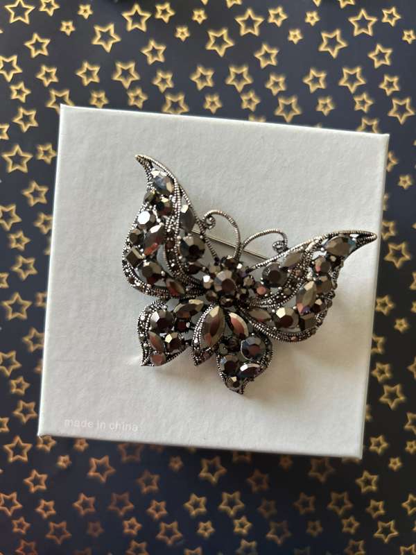 Diamante brooch for decor or cake decorating