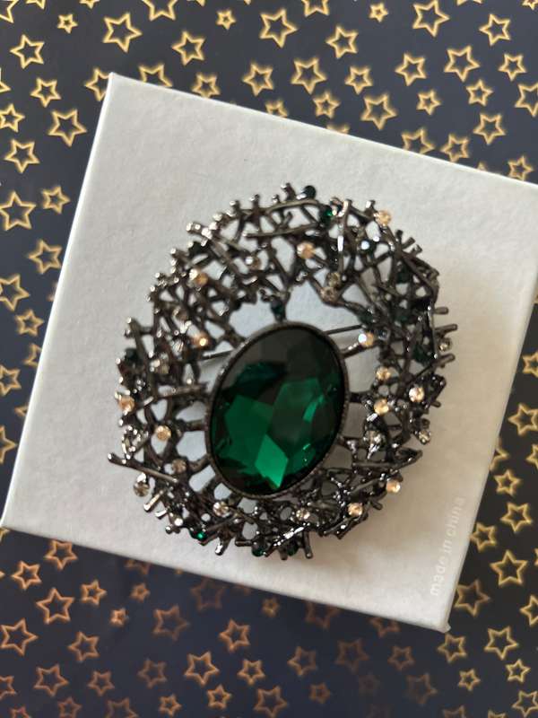 Diamante brooch for decor or cake decorating green