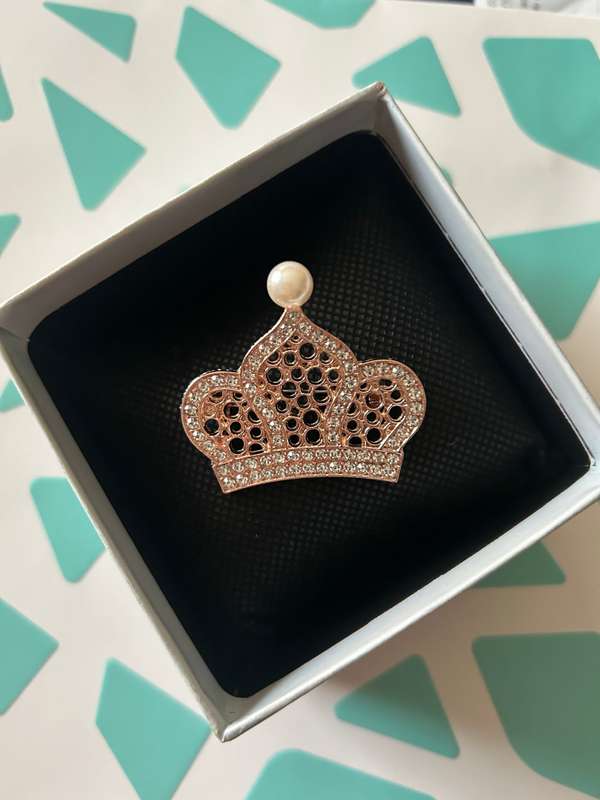 Diamante brooch cake decorating crown rose gold