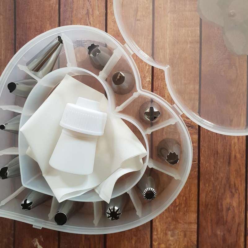 Nozzle and piping bag set in heart container