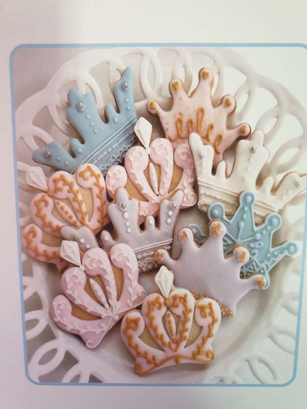 Crown plastic cupcake cutter set