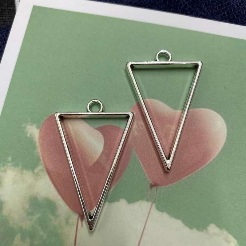Resin pendant blank triangle, 3.2x2.2cm (2 in a pack)