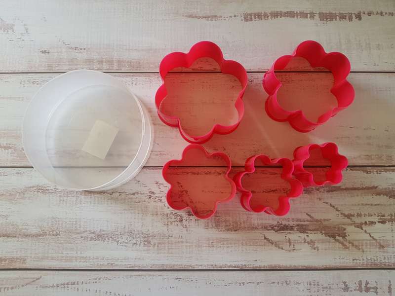 Vocen Plastic Cookie Cutters In a Container Flower