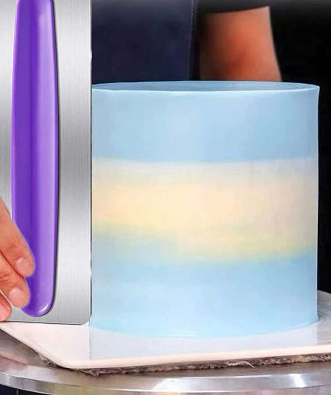 Metal icing smoother