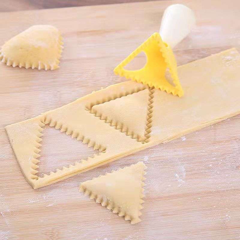 Dough press cutter, triangle 6x7cm