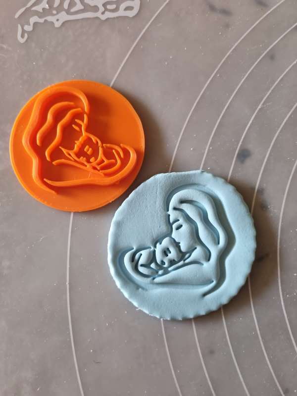 B Cupcake Stamp 6cm Mom and Baby