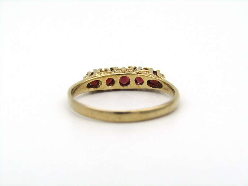 9K gold garnet ring.