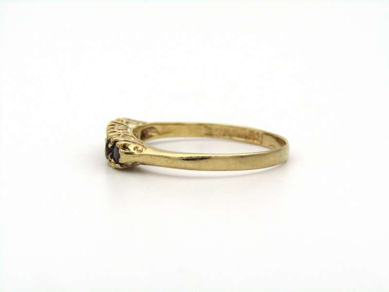 9K gold garnet ring.