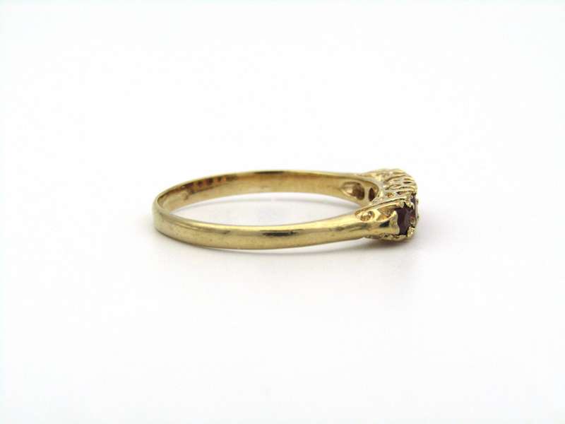 9K gold garnet ring.