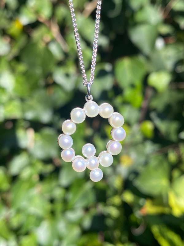 9K gold Akoya cultured pearl 'Q' pendant.