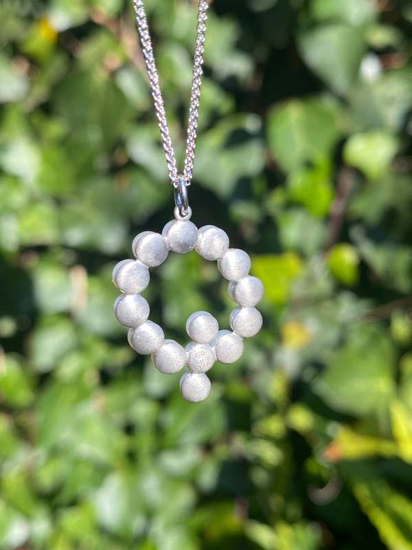 9K gold Akoya cultured pearl 'Q' pendant.