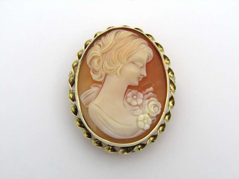 9K gold shell cameo brooch/pendant.