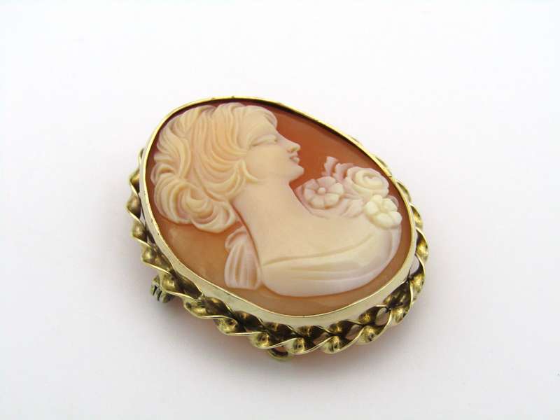 9K gold shell cameo brooch/pendant.