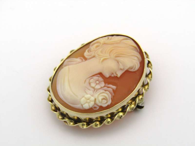 9K gold shell cameo brooch/pendant.