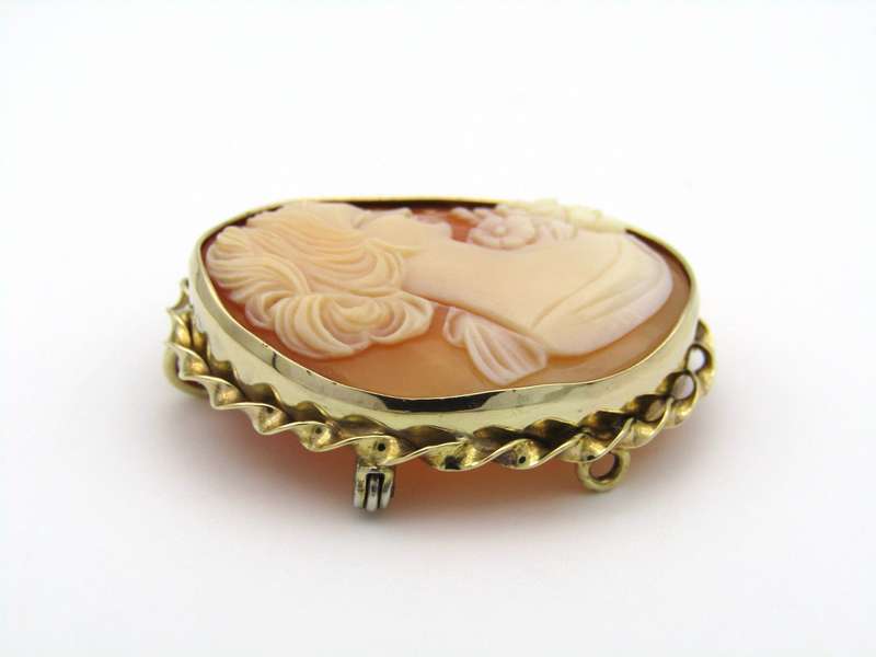 9K gold shell cameo brooch/pendant.