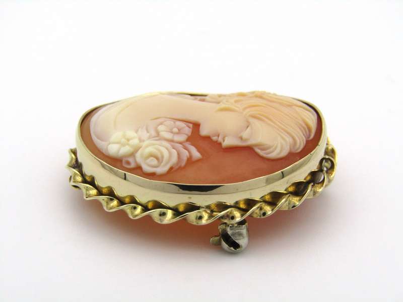 9K gold shell cameo brooch/pendant.