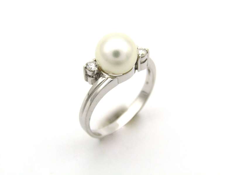 18K gold Akoya pearl and diamond ring.