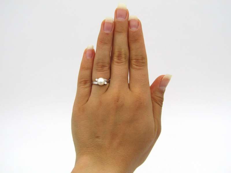 18K gold Akoya pearl and diamond ring.