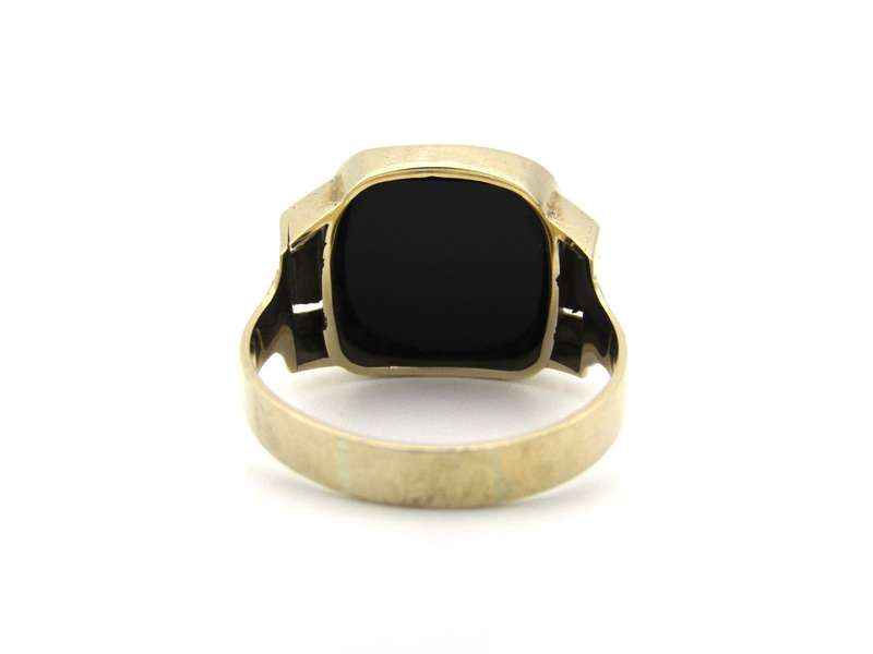 9K gold Art Deco family crest signet ring.