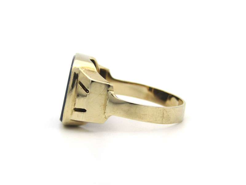 9K gold Art Deco family crest signet ring.
