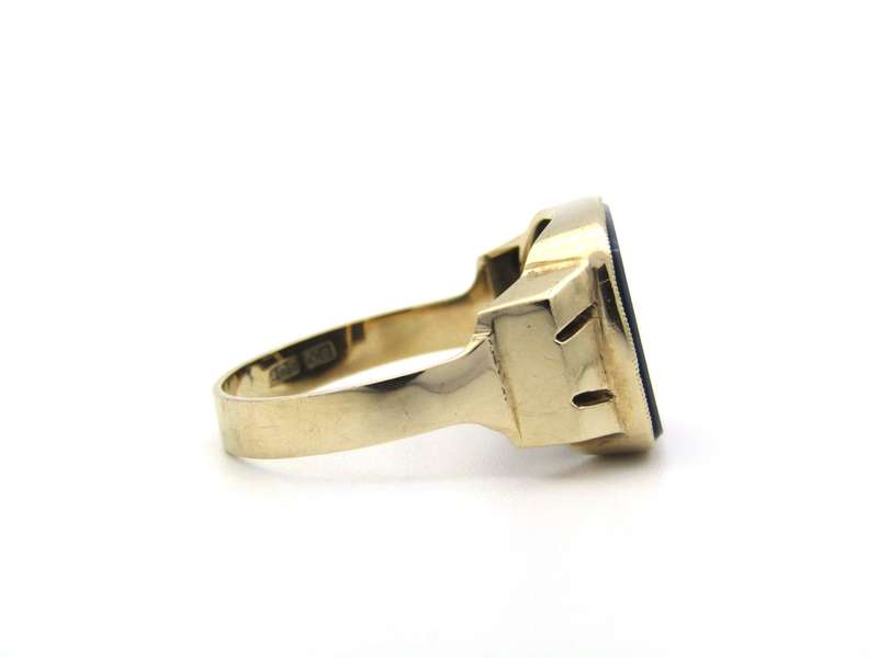 9K gold Art Deco family crest signet ring.