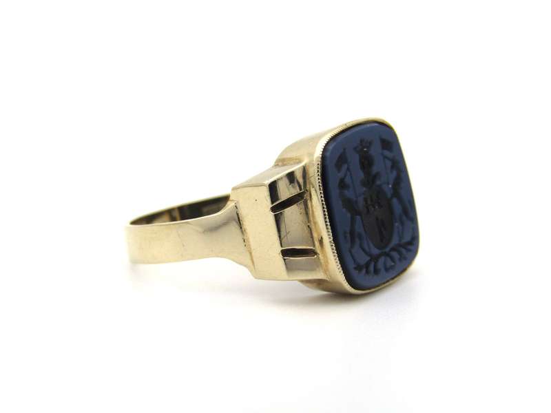 9K gold Art Deco family crest signet ring.