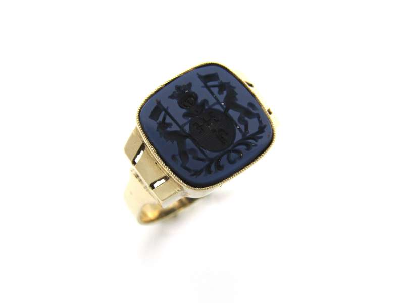 9K gold Art Deco family crest signet ring.