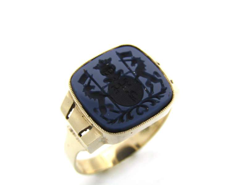 9K gold Art Deco family crest signet ring.