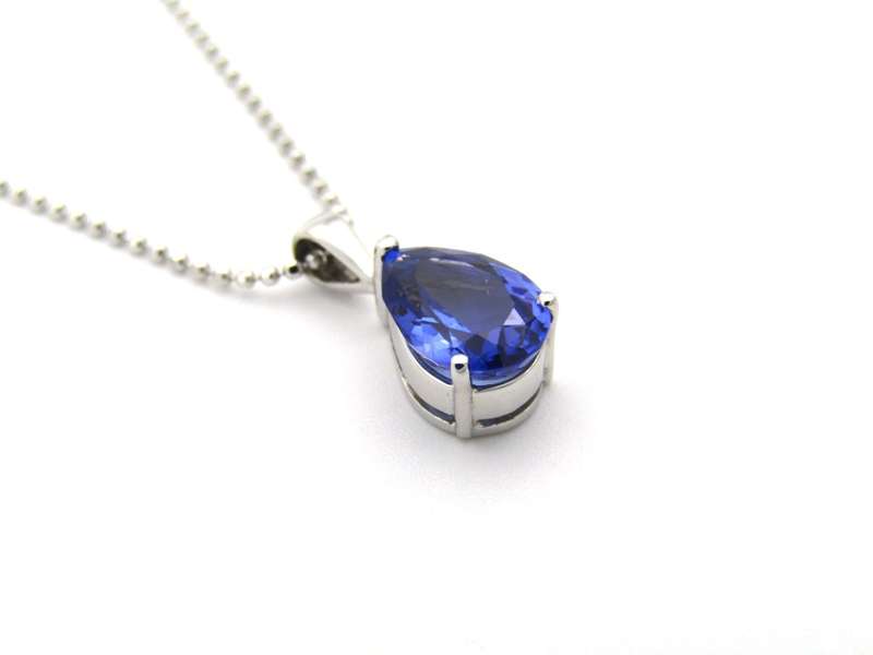 18K gold tanzanite pendant with 18K gold chain.