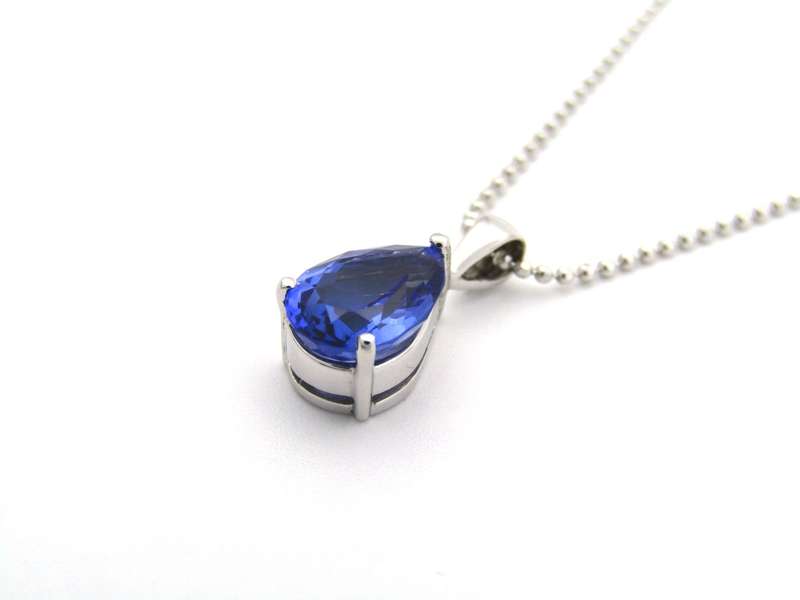 18K gold tanzanite pendant with 18K gold chain.