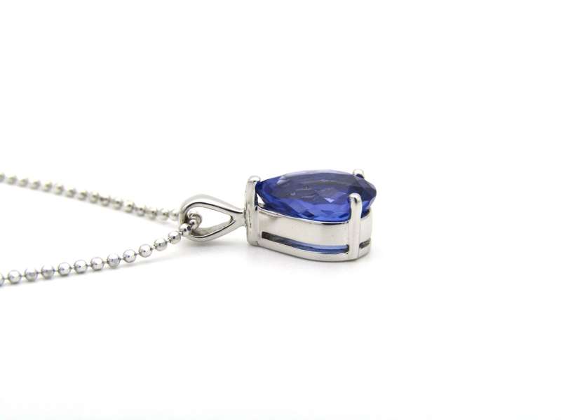 18K gold tanzanite pendant with 18K gold chain.