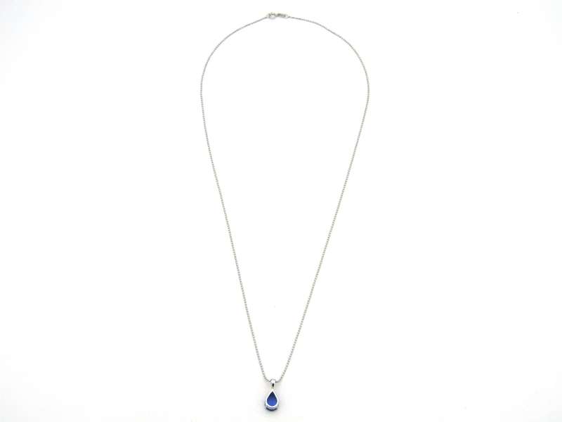 18K gold tanzanite pendant with 18K gold chain.