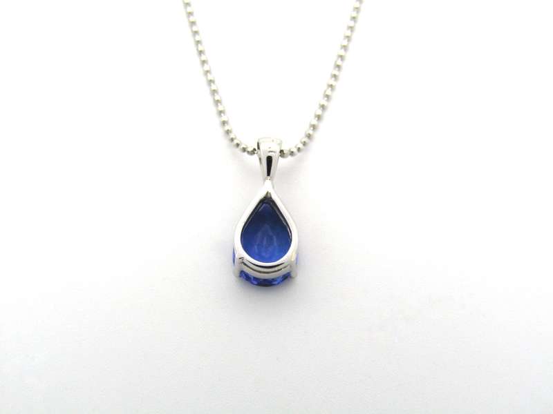 18K gold tanzanite pendant with 18K gold chain.