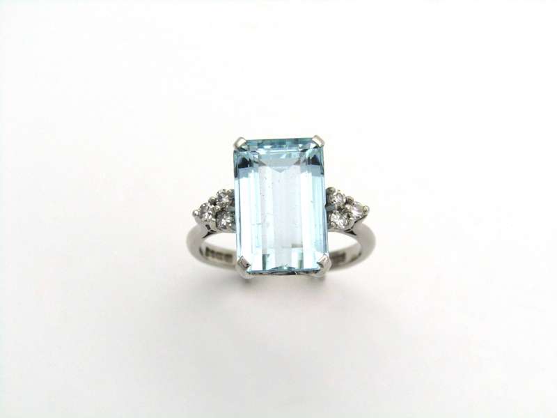 18K gold aquamarine and diamond ring, London, 1973.