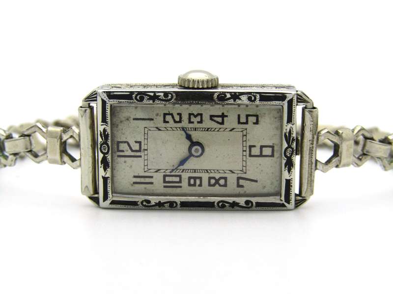 18K gold Art Deco wristwatch, America, circa 1920.