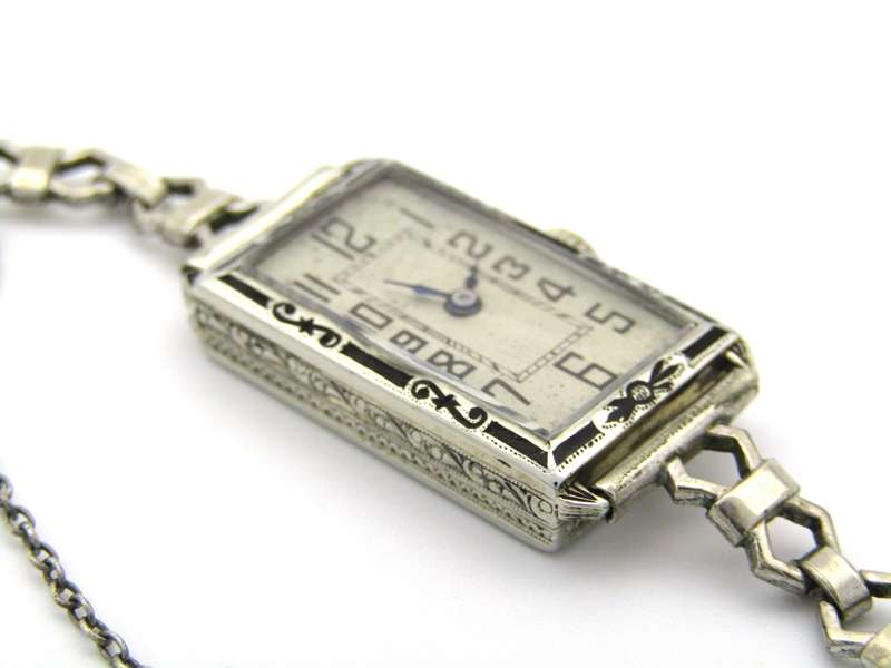 18K gold Art Deco wristwatch, America, circa 1920.